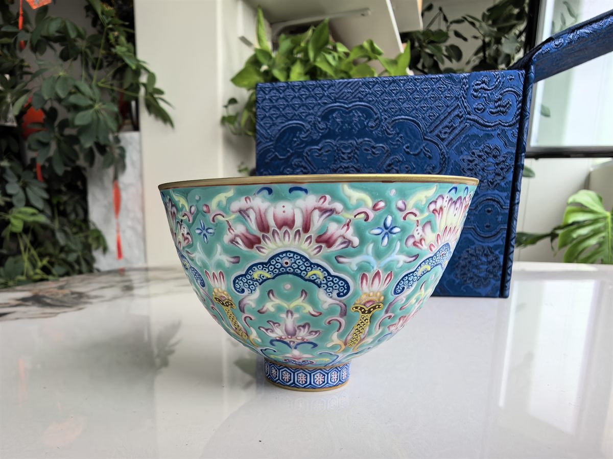 Turquoise-Ground Famille Rose Teacup with Gilt Rim