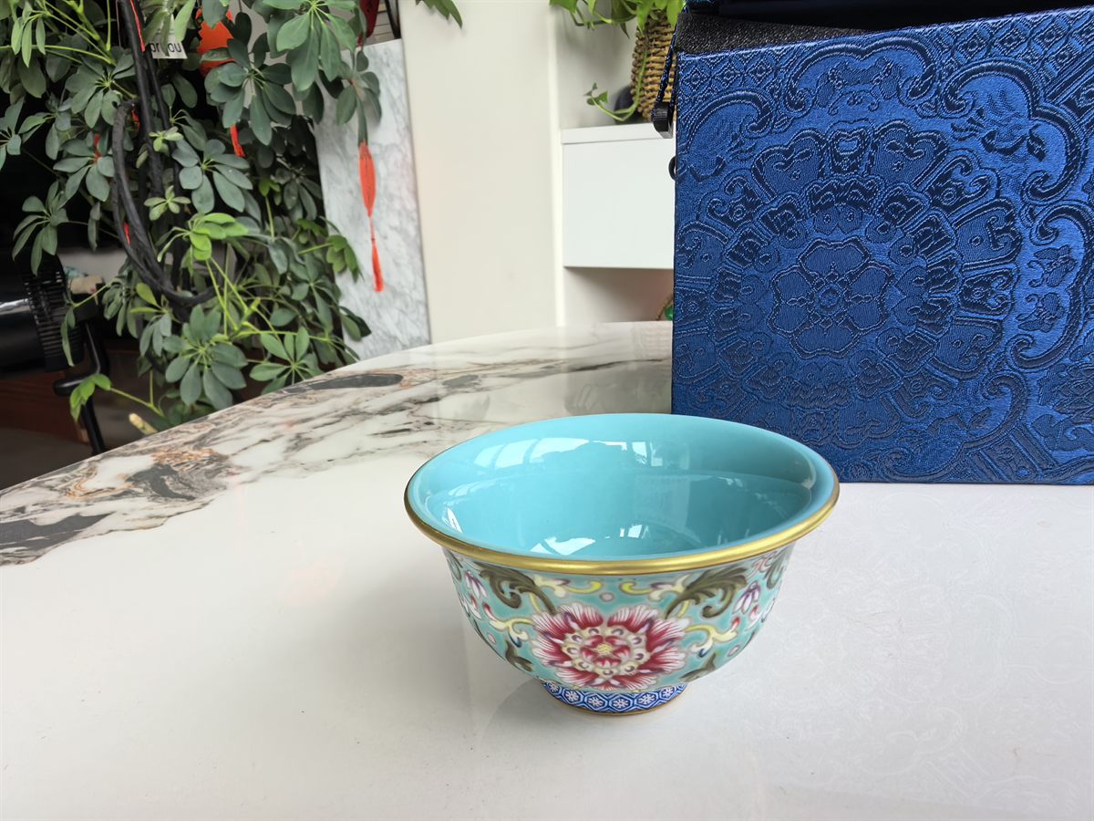 Turquoise-Ground Famille Rose Pressed-Rim Cup with Peony