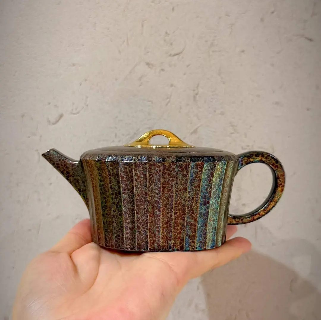 Dahongpao Zisha Teapot, Shell-Fired, with Gilt Bridge Knob