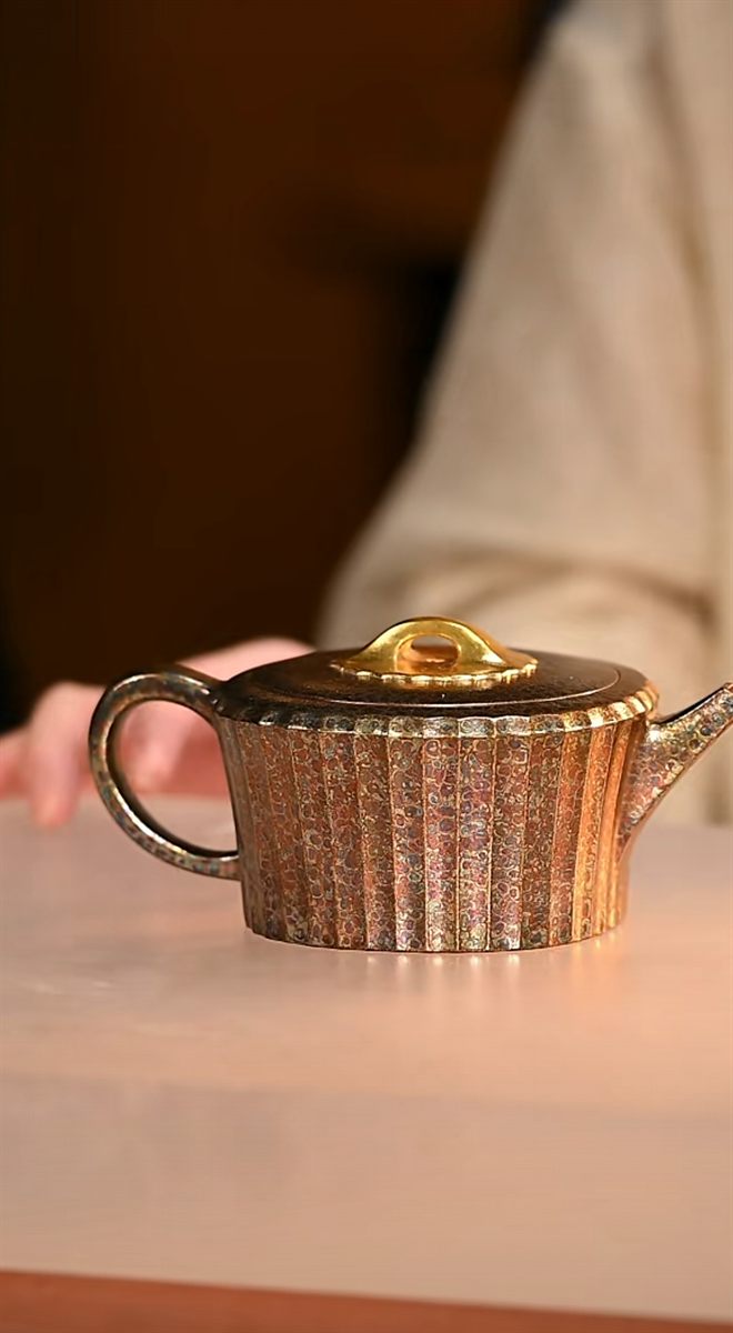 Dahongpao Zisha Teapot, Shell-Fired, with Gilt Bridge Knob