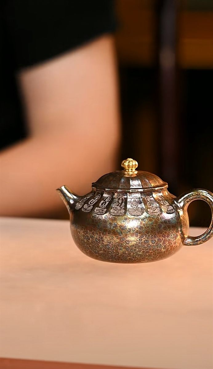 Dahongpao Zisha Teapot, Shell-Fired, with Buddha Frieze and Gilt Lotus Knob