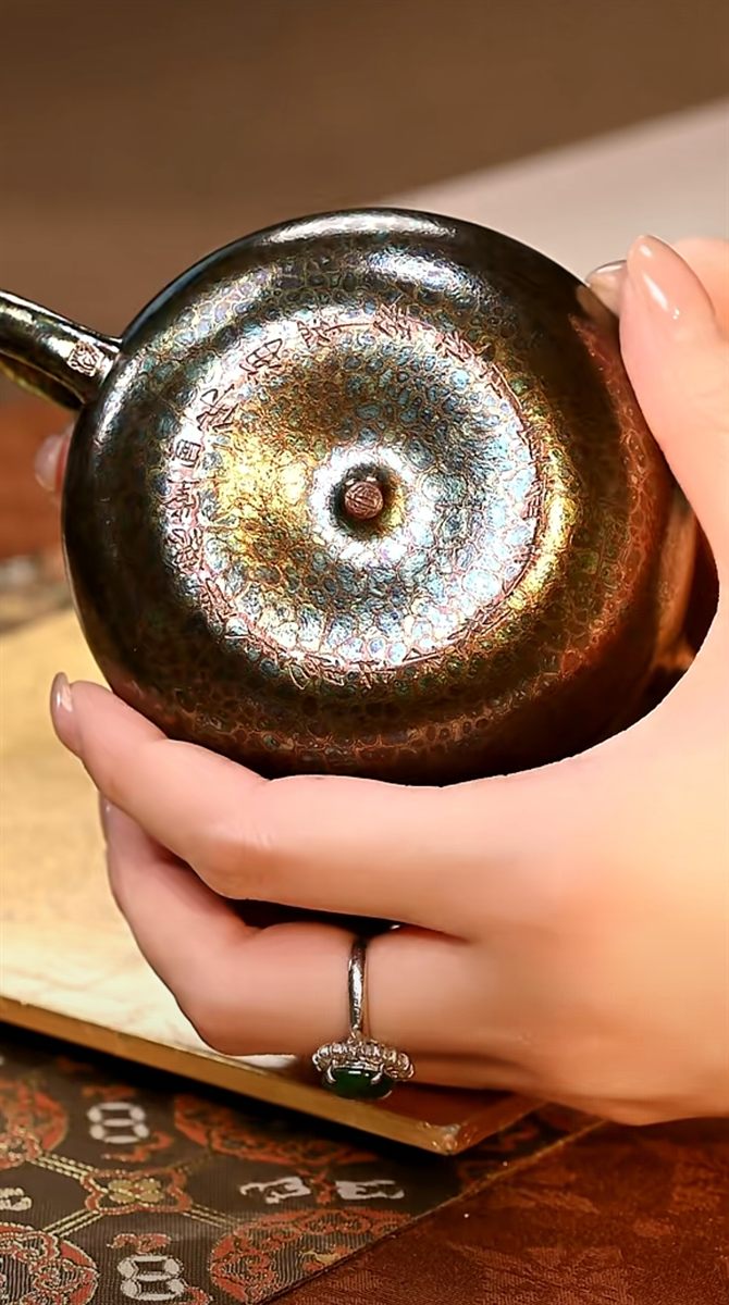 Dahongpao Zisha Teapot, Shell-Fired, with Buddha Frieze and Gilt Lotus Knob